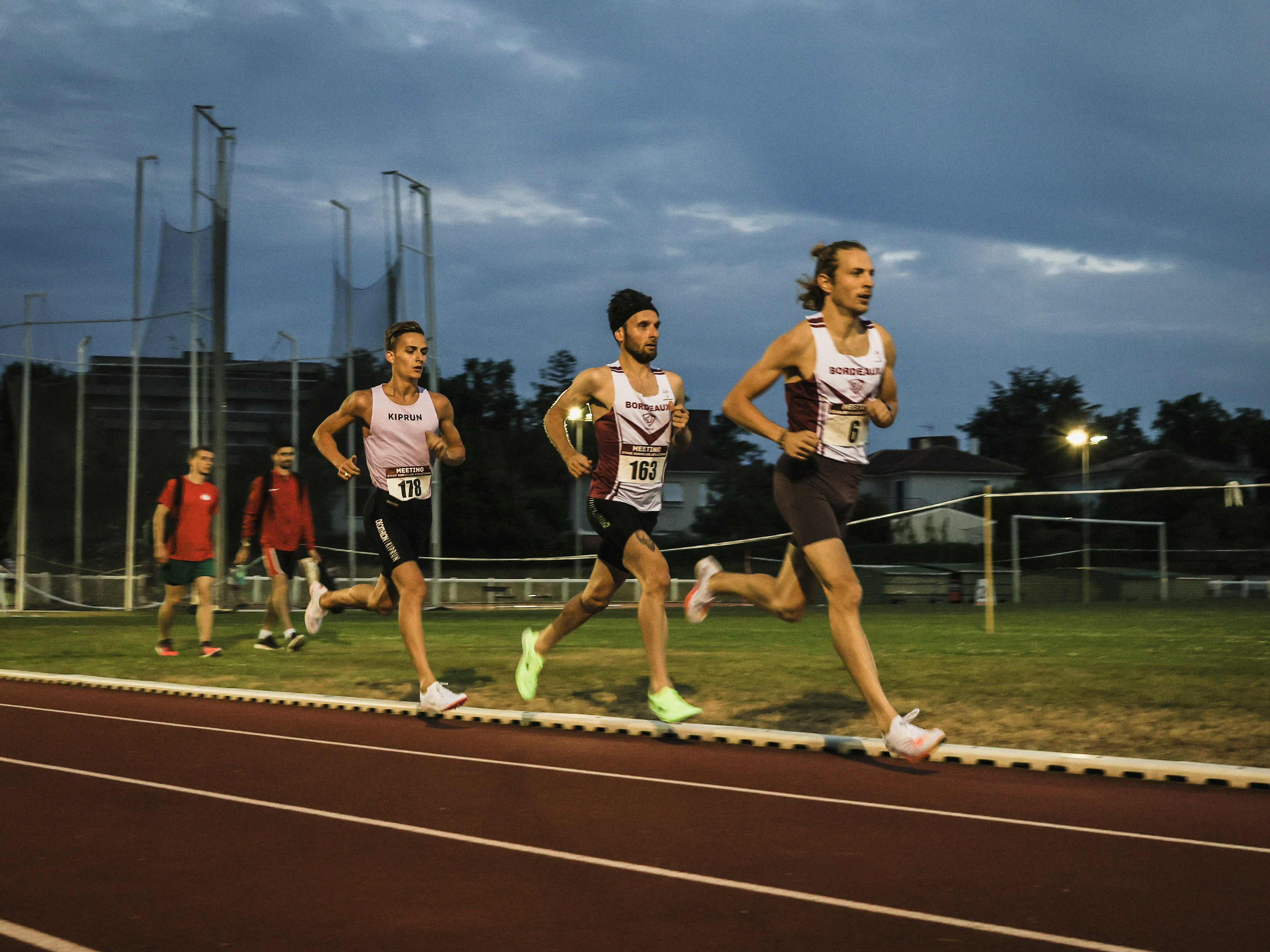 athlètes au meeting du Stade Bordelais Athlétisme