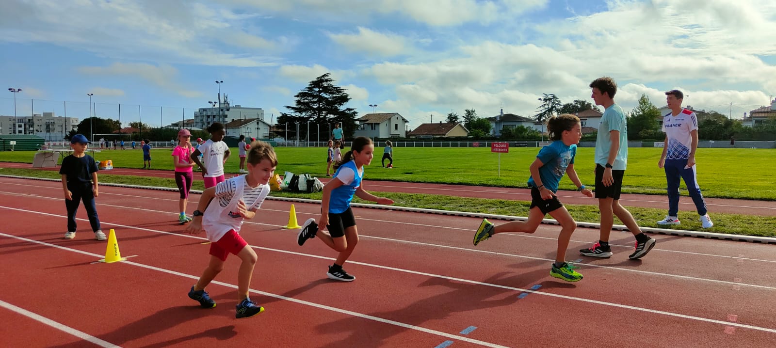Jeunes du Stade Bordelais Athlétisme participant au Kinder Joy of Moving athletics day