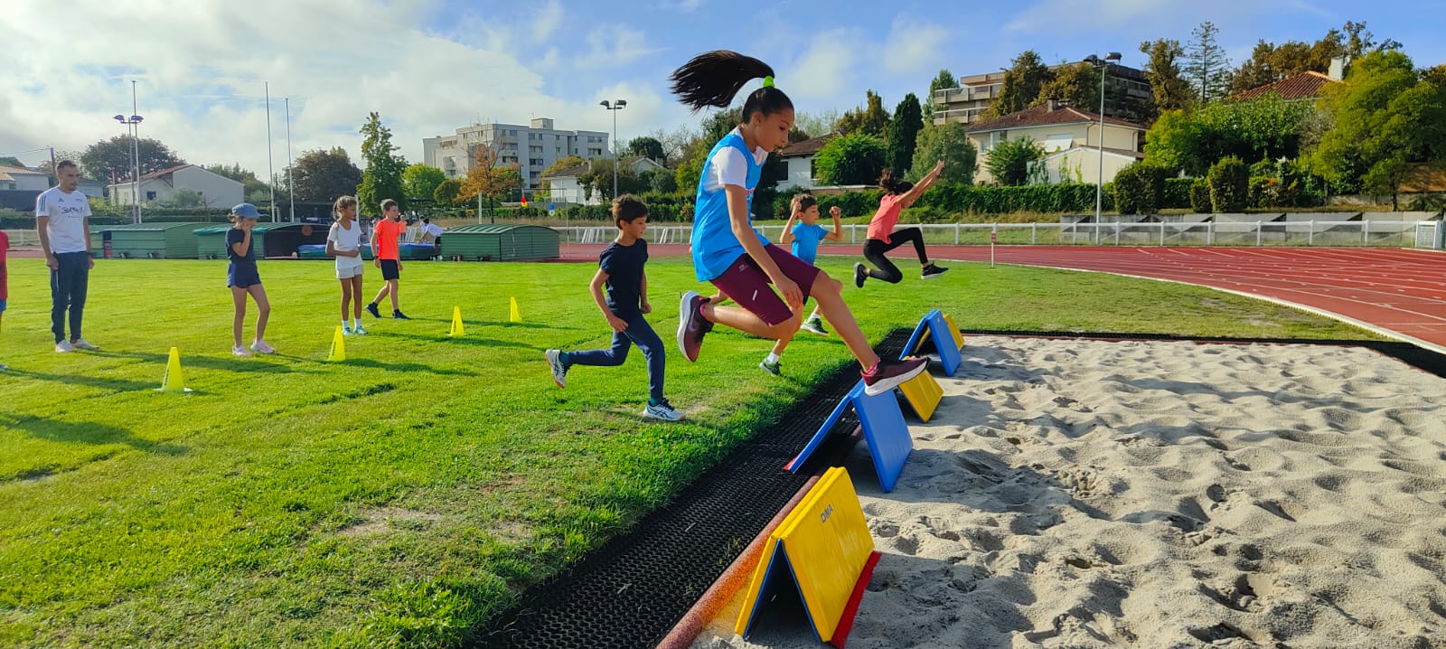 Jeunes du Stade Bordelais Athlétisme participant au Kinder Joy of Moving athletics day