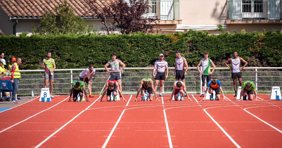 sprinteurs dans les starting-blocks